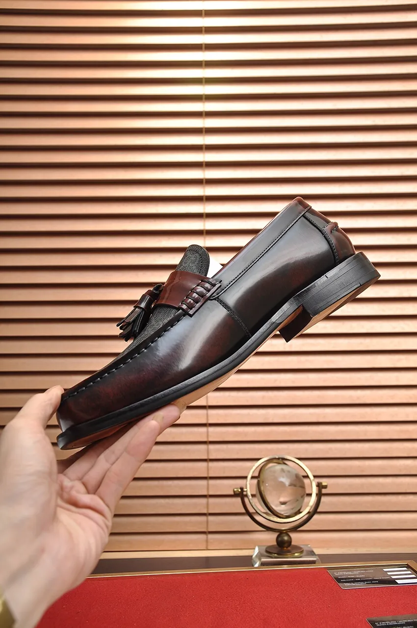 Men's shoes💰560💶Italy's top luxury men's shoe giant (GUCCI) (Gucci) (full cowhide lining) new arrival🍃Original European style🔰 Pleasant to the eye😍In order to make the shoes more durable and non-deformable🌀The production continues to follow traditional methods but there is still no lack of innovation💪Choose original sheepskin for the leather♻️ Smooth and natural And extra bright ⭐Made of imported cowhide, the first choice of rich people 38-45 (45 customized)